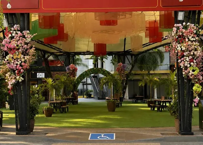 Deluxe 2br Loft Eastwood Mall Free Parking Aparthotel 4*