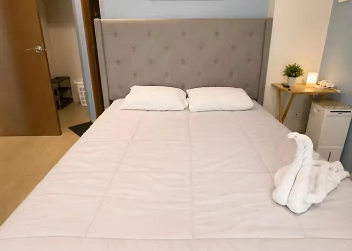 Aparthotel Deluxe 2br Loft Eastwood Mall Free Parking 4*