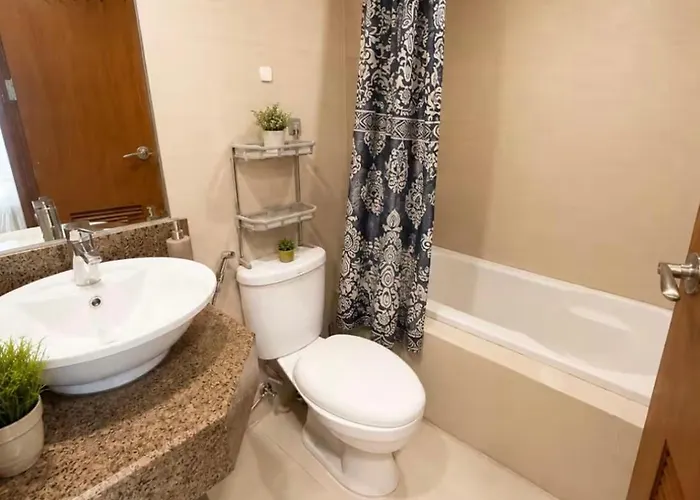 Aparthotel Deluxe 2br Loft Eastwood Mall Free Parking 4*