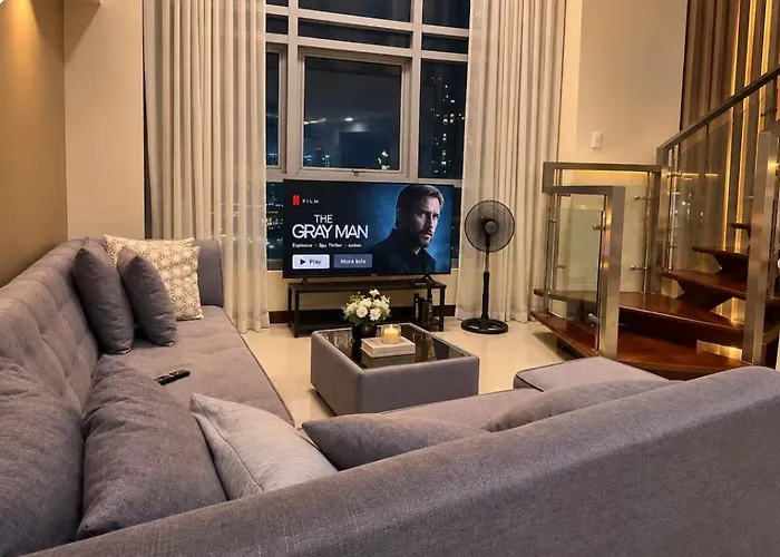 Deluxe 2br Loft Eastwood Mall Free Parking 4*