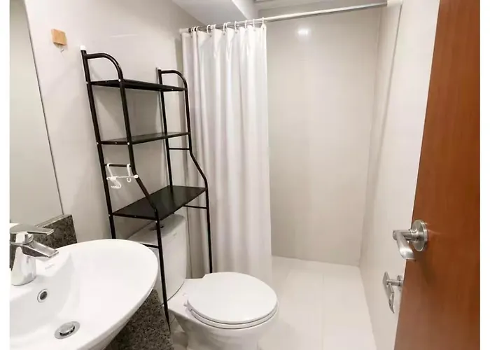Aparthotel Deluxe 2br Loft Eastwood Mall Free Parking 4*
